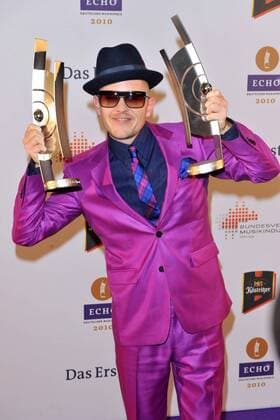 Jan Delay, der Sänger mit seinem Award bei der Echo Verleihung 2010 am 04.03.2010 in Berlin Echo Verleihung 2009 -Preisträger, Berlin, 2010 