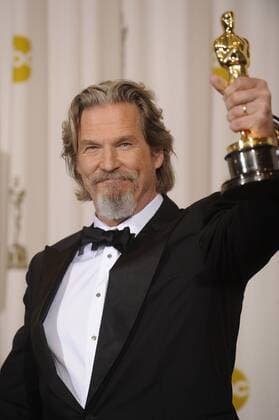 OSCARS. Bester Hauptdarsteller. Preisträger 2001-2010 Best Actor Winner Jeff Bridges holds his Oscar for his performance in Crazy Heart at the 82nd annual Academy Awards in Hollywood on March 7, 2010.  LAP20100307655