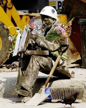 IMAGO History, Anschläge vom 11. September aus New York und Washington D.C 20 Jahre Anschläge vom 11. September: World Trade Center NYX2001091921 - 19 SEPTEMBER 2001 - NEW YORK, NEW YORK, USA: A bronze sculpture of a businessman and his briefcase sits amid heavy machinery and rubble of the destroyed World Trade Center. What once was a representation of the financial district is now a small memorial for those who lost their lives in the September11, 2001 terrorist attack. rw Mate Eric J. Tilford U.S. Navy. 