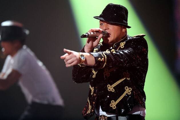 DSDS - Kandidat Menowin Fröhlich , Arbeitssuchender aus Darmstadt , während der Generalprobe zur 4. Mottoshow Die große 80er Party der 7. Staffel der RTL Casting-Show Deutschland sucht den Superstar am 13.03. 2010 in Köln.