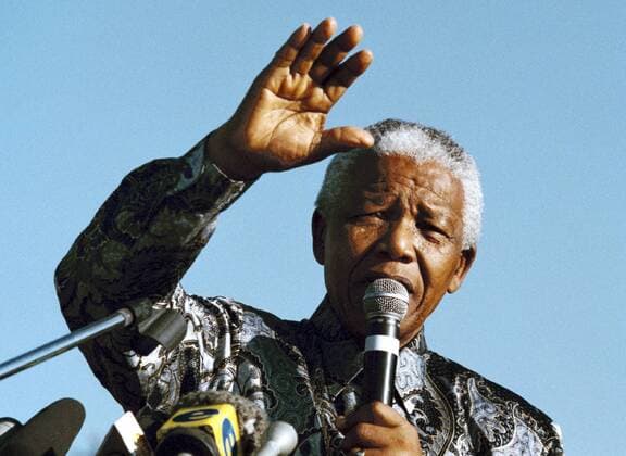 IMAGO History, Ende der Apartheid in Südafrika: 1990-1994 South African president Nelson Mandela addresses the crowd at the Hector Petersen memorial in Soweto on Youth Day 16 Junie 1999. South Africa. Gallo000018330