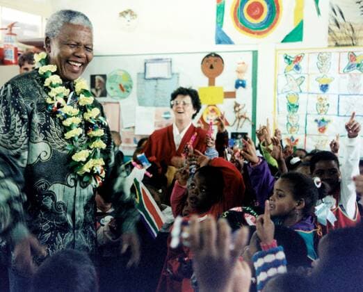 IMAGO History, Ende der Apartheid in Südafrika: 1990-1994 23 May 1997. President Nelson Mandela visits a class of pre-schoolers. Gallo000065145