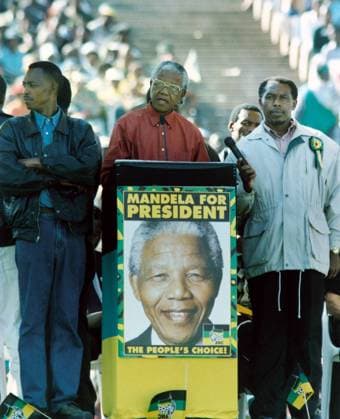 IMAGO History, Ende der Apartheid in Südafrika: 1990-1994 1994. President Nelson Mandela (C) and Tokyo Sexwale campaigning at a stadium during the pre- election period. Gallo000065469
