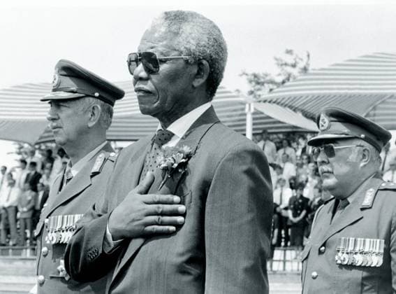 IMAGO History, Ende der Apartheid in Südafrika: 1990-1994 1994. President Nelson Mandela stands at attention while the National Anthem is being sung. Gallo000065487