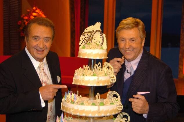Kammersänger Günter Wewel wird am 29.11.2004 70 Jahre alt. Der Moderator und Sänger der ARD-Sendereihe Kein schöner Land wird von Künstlerkollegen gefeiert werden. Die Gala ist am 2.12.2004 in der ARD zu sehen. Aufgezeichnet wurde am Freitag (19.11.2004) in Saarbrücken. Gast war u.a. Karl Moik (r.).