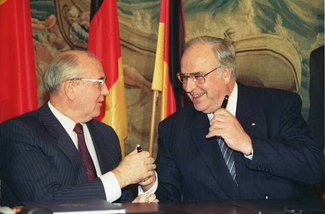 FRG. On the 9th of November 1990 Soviet President Mikhail Gorbachev and German Chancellor Helmut Kohl sign the agreement on cooperation and neighbourliness in the Schaumburg Castle in Bonn. Soviet President Mikhail Gorbachev and German Chancellor Helmut Kohl exchange the pens after signing the agreement.  TASS_50492