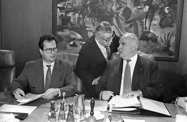 Bundeskanzler Helmut Kohl (re., Deutschland CDU) mit Berater Eduard Ackermann (Mitte, Deutschland CDU) und Außenminister Klaus Kinkel (Deutschland FDP) während einer Kabinettssitzung in Bonn