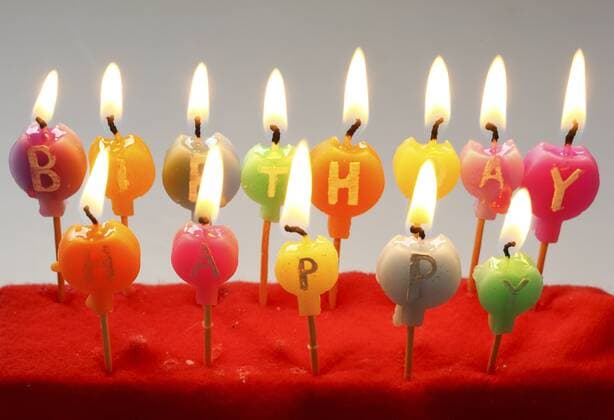 Geburtstag - Symbolbilder Geburtstagskerzen, mit der Aufschrift Happy Birthday