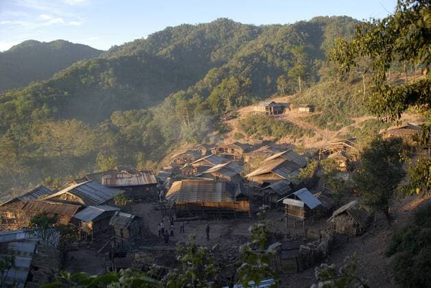 IMAGO Cultures of the world, Akha Volk in Laos Hütten mit Wellblechdach der Akha Phixor Ethnie in den Bergen, Dorf Ban Moxoxang, Distrikt und Provinz Phongsali, Laos, Südostasien, Asien ibxsau01483429