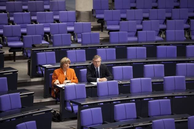 Deutschland, Berlin, Bundestag, 7. Plenarsitzung des Deutschen Bundestags, Elke Hoff und Wolfgang Gerhardt, 26.11.2009