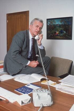 Richard von Weizsäcker, Politiker, CDU, sitzt auf seinem Schreibtisch und telefoniert, 01.04.1976. in Bonn