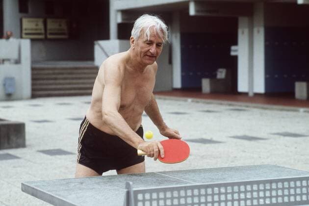 Richard von Weizsäcker, Politiker, CDU, Bundespräsident, privat, spielt Tischtennis, Sport, mit nacktem Oberkörper, 01.08.1984,