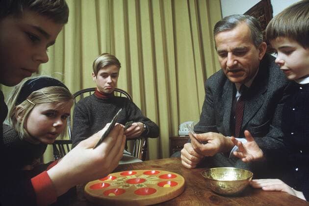 Richard von Weizsäcker, Politiker, CDU, Kandidat für das Amt des Bundespräsidenten, sitzt an einem Tisch im Wohnzimmer seines Hauses, spielt ein Kartenspiel mit seinen Kindern Robert Klaus, Andreas, Marianne Beatrice und Fritz Eckart, privat, 07.12.1968.