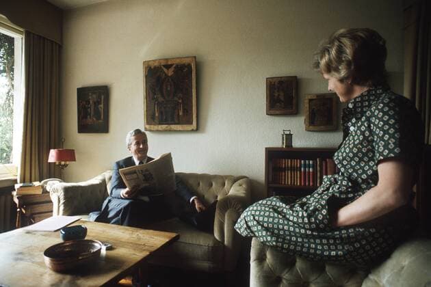 Richard von Weizsäcker, Politiker, CDU, Kandidat für das Amt des Bundespräsidenten, sitzt an einem Tisch im Wohnzimmer seines Hauses, blättert in einer Zeitung, im Gespräch mit seiner Ehefrau Marianne, privat, 13.05.1974,