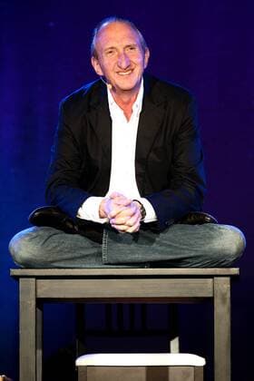 Komiker Mike Krüger ( GER ) während eines Auftrittes mit dem Programm zu seinem 35-jährigen Bühnenjubiläum Is das Kunst oder kann das weg? am 07.04.2010 in der Theaterfabrik Leipzig.