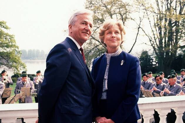 Hier lauscht Richard von Weizsäcker mit seiner Ehefrau Marianne im Garten der Villa Hammerschmidt dem Konzert zu seinem 70. Geburtstag, am 15.04.1990