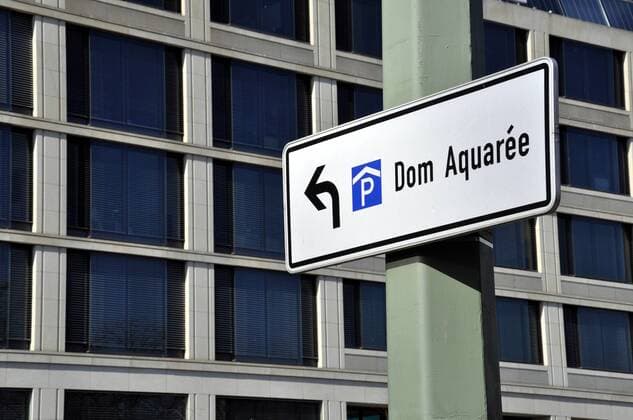Schild zum Domaquaree, Berlin, Mitte, Karl-Liebknecht-Straße, Schild, Dom Aquaree, parken, Parkhaus, Gebäude, Fassade, Geschäfte, Hotel