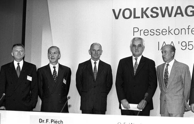 V.l.n.r.: Bruno Adelt, Robert Büchelhofer, Ferdinand Piech (Vorstandsvorsitzender), Peter Hartz und Ulrich Seiffert (alle Vorstand Volkswagen AG) während einer Pressekonferenz auf der 56. IAA in Frankfurt am Main