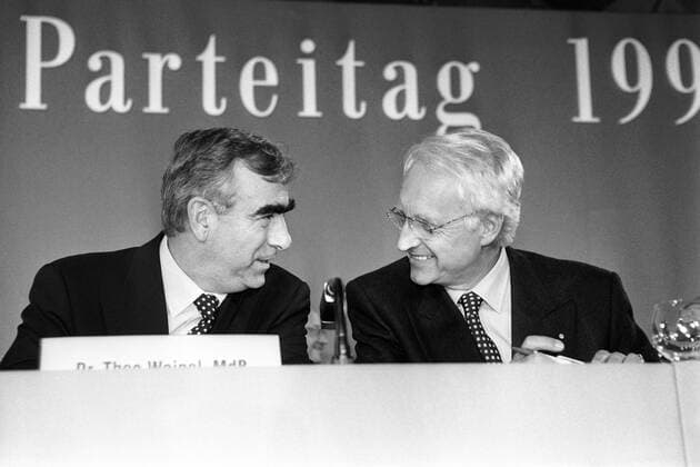 Finanzminister Theo Waigel (li., Deutschland CSU-Vorsitzender) und Edmund Stoiber (Deutschland CSU Ministerpräsident Bayern) während des 59. Parteitags der CSU in München