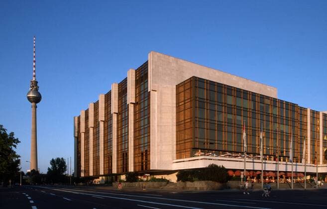  Palast der Republik, historisch, circa 1990, im Volksmund Erichs Lampenladen , Sitz der Volkskammer der DDR und Kulturhaus, Berlin-Mitte, Ostberlin, Berlin, Hauptstadt der DDR, Deutschland, Europa ibljhx01462085