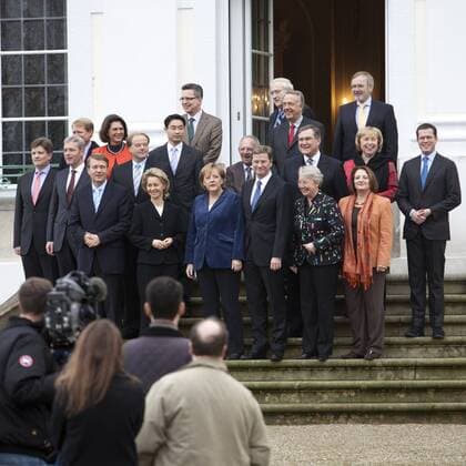 Deutschland, Meseberg, Klausurtagung des Bundeskabinetts, Gruppenbild 1.Reihe v.l.n.r. Eckart von Klaeden, Norbert Röttgen, Ronald Pofalla, Ursula von der Leyen, Angela Merkel, Guido Westerwelle, Annette Schavan, Sabine Leutheusser-Schnarrenberger, 2. Reihe v.l.n.r. Ilse Aigner, Dirk Niebel, Philipp Rösler, Wolfgang Schäuble, Franz Josef Jung, Maria Böhmer, Karl-Theodor zu Guttenberg, 3. Reihe v.l.n.r. Thomas de Maiziere, Rainer Brüderle, Bernd Neumann, 17.11.2009