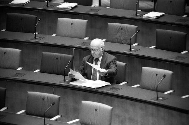 Arbeitsminister Norbert Blüm (Deutschland CDU) während der Debatte zum Bosnien-Einsatz im Bundestag in Bonn