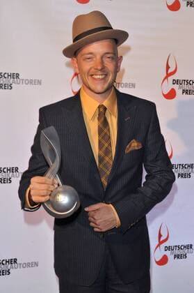 Jan Delay, der Sänger mit seinem Preis bei dem 2. Deutschen Musikautorenpreis der GEMA am 22.4.2010 in Berlin GEMA Deutscher Musikautorenpreis in Berlin, 2010 