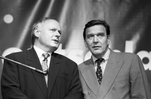 Gerhard Schröder (re., Deutschland SPD Ministerpräsident Niedersachsen) und Oskar Lafontaine (Deutschland SPD Ministerpräsident Saarland) während einer Wahlkampfveranstaltung in Frankfurt am Main