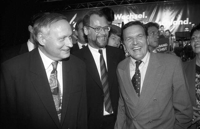 V.l.n.r.: Oskar Lafontaine (Deutschland SPD Ministerpräsident Saarland), Kanzlerkandidat Rudolf Scharping (Deutschland SPD) und Gerhard Schröder (Deutschland SPD Ministerpräsident Niedersachsen) während einer Wahlkampfveranstaltung in Frankfurt am Main