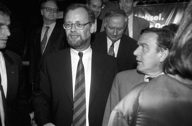 Kanzlerkandidat Rudolf Scharping (vorn li., Deutschland SPD), Gerhard Schröder (re., Deutschland SPD Ministerpräsident Niedersachsen) und Oskar Lafontaine (2.v.re., Deutschland SPD Ministerpräsident Saarland) während einer Wahlkampfveranstaltung in Frankfurt am Main