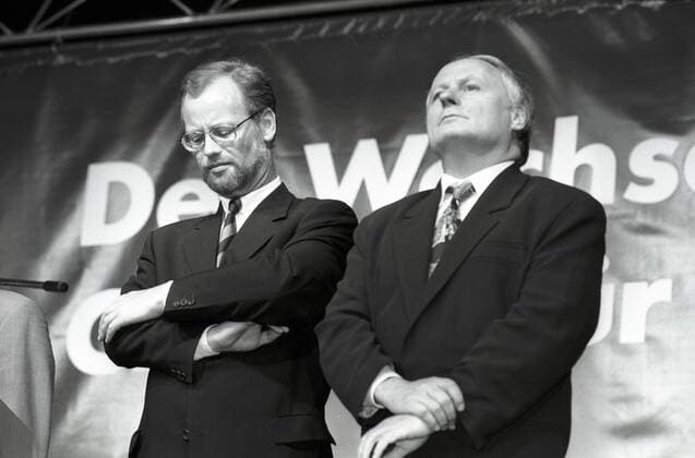 Kanzlerkandidat Rudolf Scharping (li., Deutschland SPD) und Oskar Lafontaine (Deutschland SPD Ministerpräsident Saarland) während einer Wahlkampfveranstaltung in Frankfurt am Main
