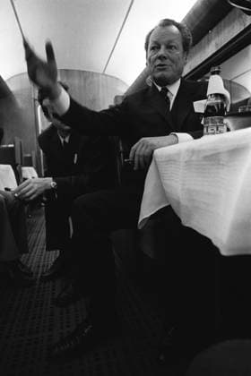 Bundeskanzler Willy BRANDT, Mitte, SPD, sitzt im Zug und spricht mit Journalisten bei einer Wahlkampfreise im Speisewagen seines Sonderzugs, 04.11.1972