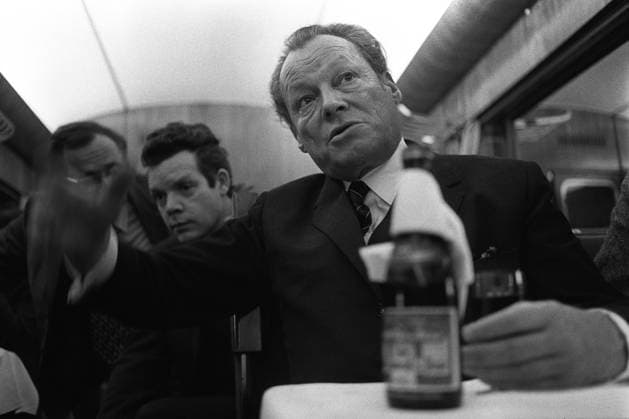Bundeskanzler Willy BRANDT, 2.v.r., SPD, sitzt im Zug und spricht mit Journalisten hält in der linken Hand ein Glas Rotwein,hier bei einer Wahlkampfreise im Speisewagen seines Sonderzugs, 04.11.1972