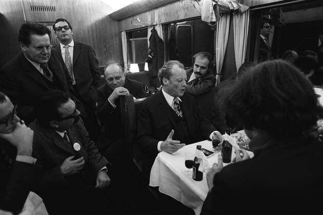 Bundeskanzler Willy BRANDT, Mitte., SPD, sitzt im Zug und spricht mit Journalisten, hier bei einer Wahlkampfreise im Speisewagen seines Sonderzugs, links steht sitzt sein persönlicher Referent Günter GUILLAUME, der später als DDR-Spion enttarnt wurde, 04.11.1972