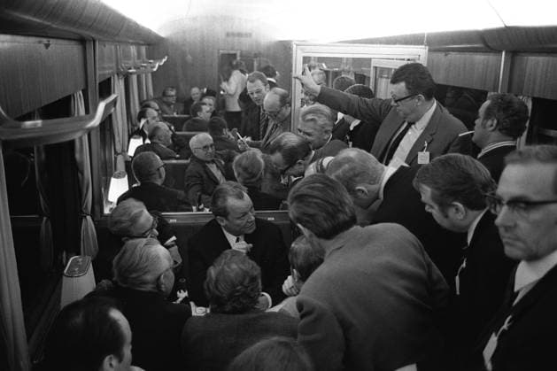 Bundeskanzler Willy BRANDT, Mitte, SPD, sitzt im Zug und spricht mit Journalisten, Hier bei seiner Reise nach Erfurt, DDR, zum ersten innerdeutschen Gipfelgespräch, und dem Treffen mit dem Vorsitzenden des Ministerrats der DDR Willi Stoph, nicht im Bild, 19.03.1970