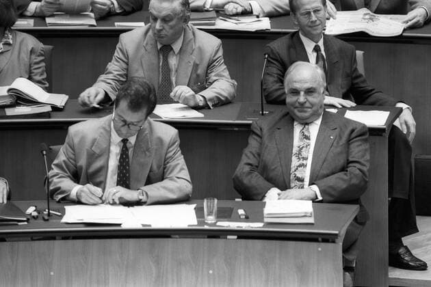 Bundeskanzler Helmut Kohl (re., Deutschland CDU) und Außenminister Klaus Kinkel (Deutschland FDP) während der Haushaltsdebatte im Bundestag in Bonn