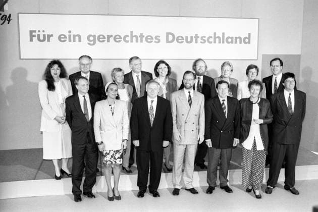 Schattenkabinett von Kanzlerkandidat Rudolf Scharping (Deutschland SPD) - Hintere Reihe v.l.n.r.: Monika Griefahn (Umwelt), Peter Glotz (Wissenschaft), Christine Bergmann (Bildung), Günter Verheugen (Außenpolitik), Heidemarie Wieczorek-Zeul (Europa), Wolfgang Thierse (Aufbau Ost), Ilse Brusis (Wohnungsbau), Anke Fuchs (Familie) und Rudolf Dressler (Arbeit) sowie (vordere Reihe v.l.n.r.) Hans-Ulrich Klose (Verteidigung), Heidi Schüller (Gesundheit), Oskar Lafontaine (Finanzen), Rudolf Scharping (Kanzler), Gerhard Schröder (Wirtschaft), Herta Däubler-Gmelin (Justiz) und Ulrich Maurer (Innen)