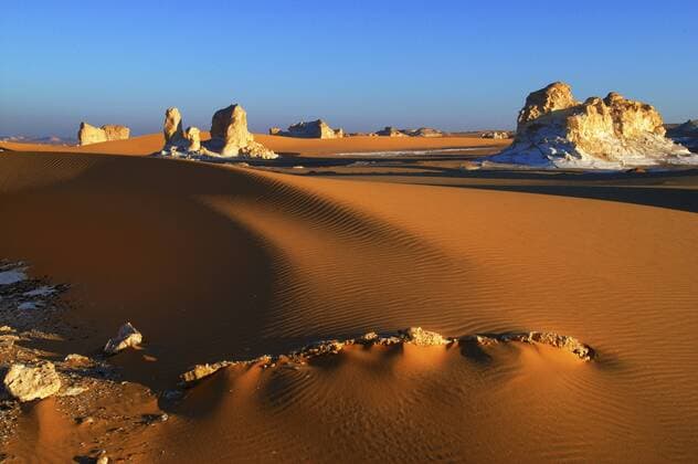Wuestenlandschaft mit Felsen, Aegypten, Weisse Wueste Nationalpark desert landscape with rocks, Egypt, White Desert National Park BLWS199185
