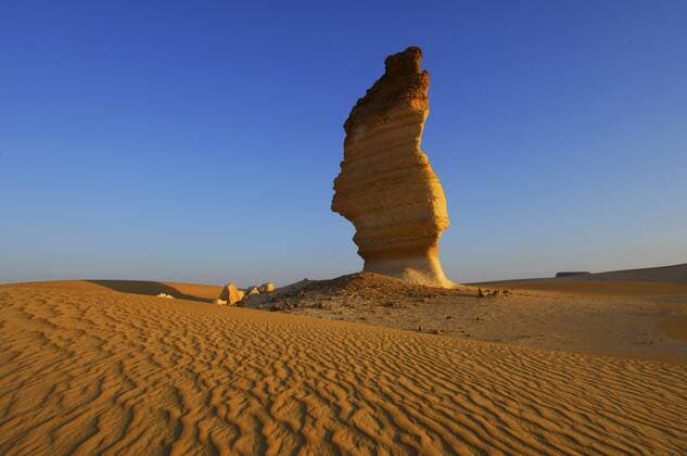 Felsnadel in der Weissen Wueste im Abendlicht, Aegypten, Weisse Wueste Nationalpark rock needle in the White Desert in evening light, Egypt, White Desert National Park BLWS199583