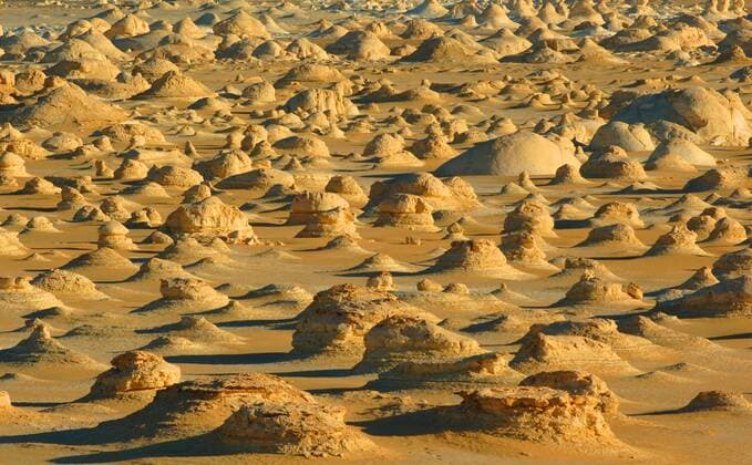 Felsformationen in der Weissen Wueste, Aegypten, Weisse Wueste Nationalpark rock formations in the White Desert, Egypt, White Desert National Park BLWS199595