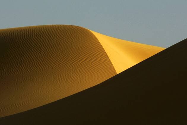 Sandduenen in der Weissen Wueste im Abendlicht, Aegypten, Weisse Wueste Nationalpark dunes in the White desert in evening light, Egypt, White Desert National Park BLWS199610