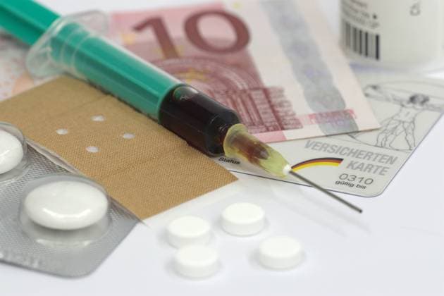  Spritze, Pflaster, Tabletten, Symbolbild Zuzahlung Krankenkasse, Gesundheitskosten ibleei01506537