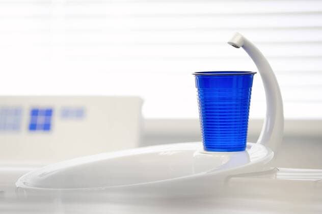  Becher mit Wasser zur Mundspülung in einer Zahnarztpraxis, Deutschland, Europa ibxwsa01496174