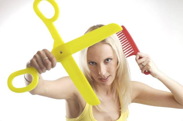 junge Blondine mit Kamm und Schere in Uebergroesse blond young woman with oversize comb and a pair of scissors BLWS229655