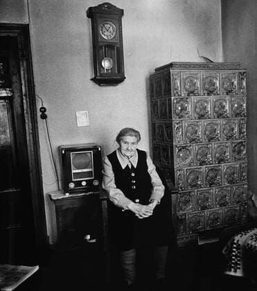 Alte Frau im Wohnzimmer, Leipzig, Sachsen, DDR, ca. 1968 iblnit01509171
