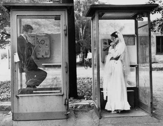 Hochzeitspaar in Telefonzelle, Leipzig, Sachsen, DDR, 1984 iblnit01509180