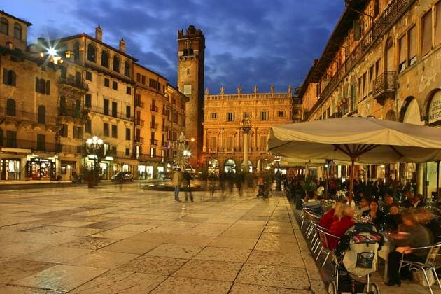 Piazza delle Erbe mit Torre del Gardello und Touristen im Strassencafé zur blauen Stunde, Italien, Veneto, Verona Piazza delle Erbe with Torre del Gardello and tourists in a sidewalk café at blue hour, Italy, Veneto, Verona BLWS230281