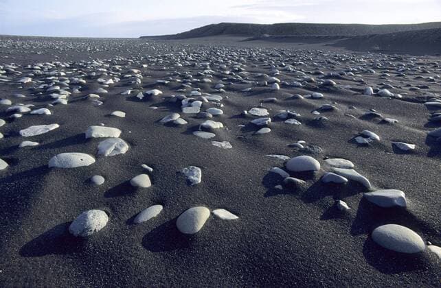 Basaltsteine in schwarzem Lavasand, Island, South Island basalt stones in black lava sand, Iceland, South Island BLWS074749