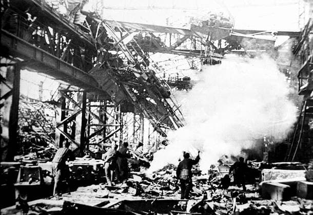 IMAGO History, Zweiter Weltkrieg: 1939 - 1945 Stalingrad. A combat is pictured at the territory of Krasny Oktyabr factory.  TASS_263753