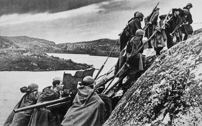 A combat crew takes another position on the Rybachy peninsula.  TASS_315388